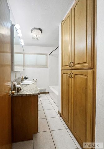305 E 3rd S, Rexburg, ID 83440