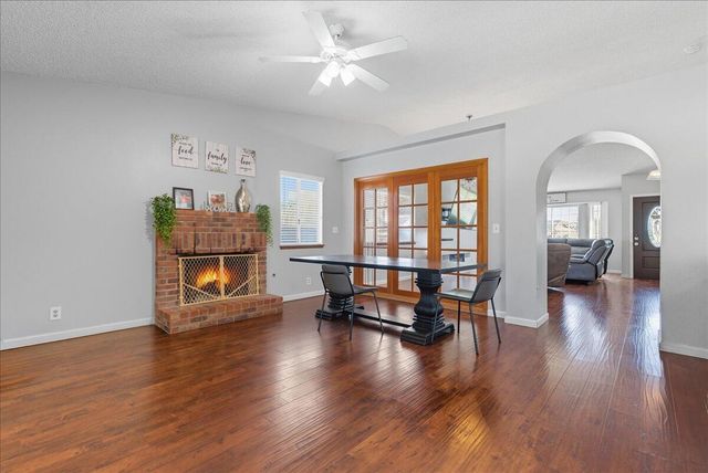 2202 Cottonwood Court, Hanford, CA 93230