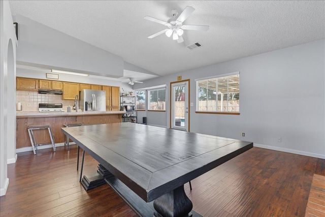 2202 Cottonwood Court, Hanford, CA 93230