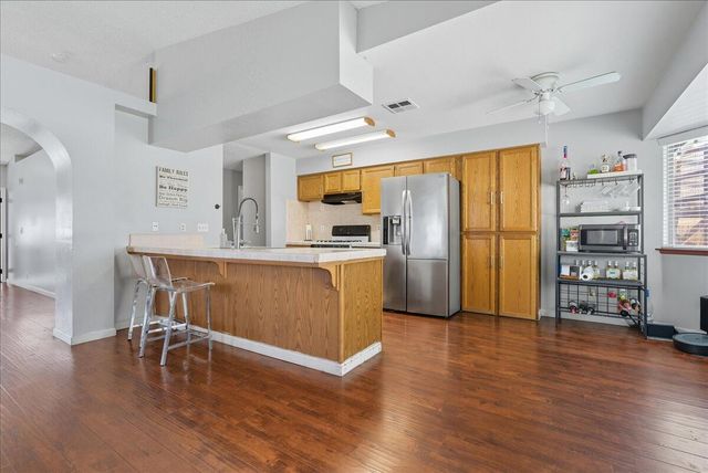 2202 Cottonwood Court, Hanford, CA 93230