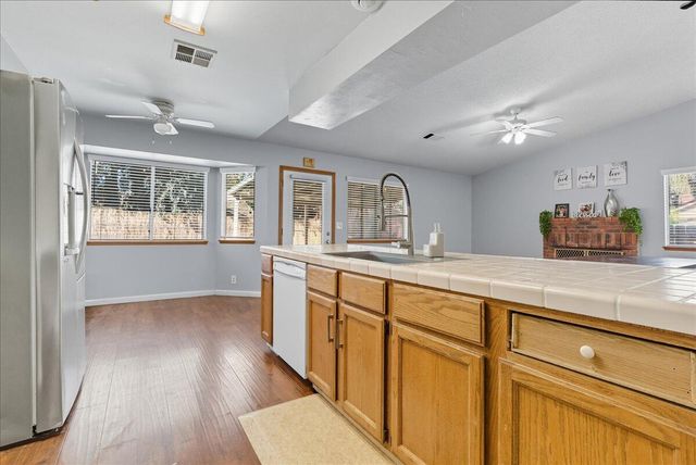 2202 Cottonwood Court, Hanford, CA 93230