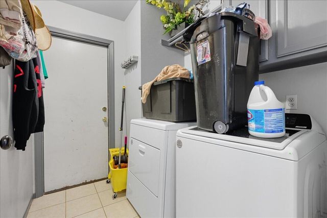 2202 Cottonwood Court, Hanford, CA 93230