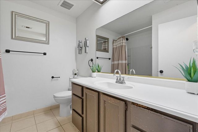 2202 Cottonwood Court, Hanford, CA 93230