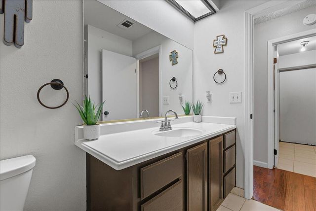 2202 Cottonwood Court, Hanford, CA 93230