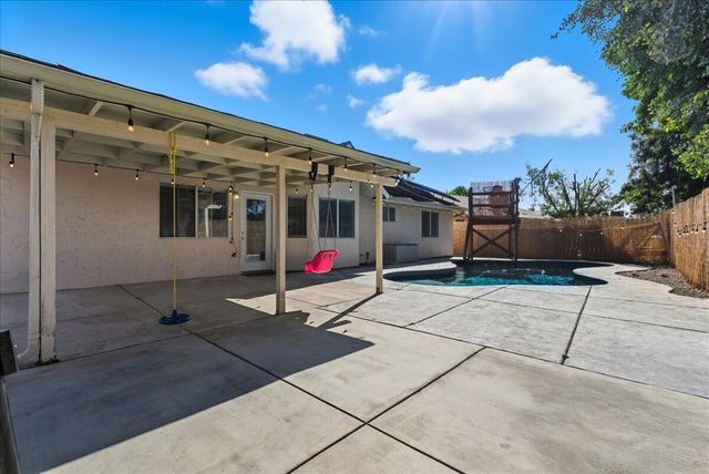 2202 Cottonwood Court, Hanford, CA 93230