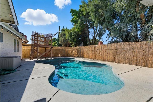 2202 Cottonwood Court, Hanford, CA 93230