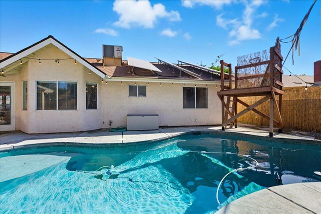 2202 Cottonwood Court, Hanford, CA 93230