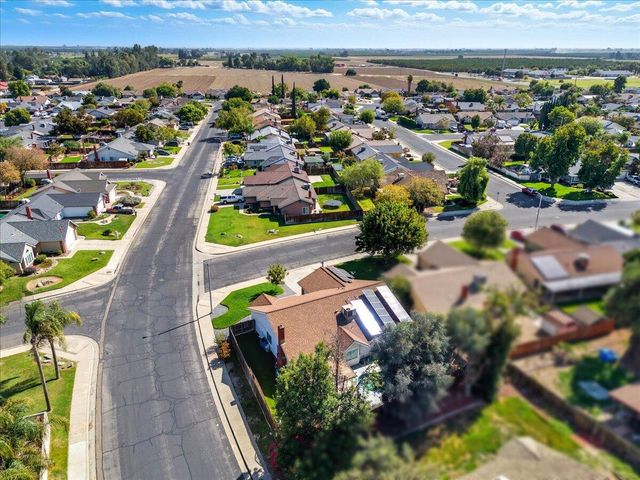 2202 Cottonwood Court, Hanford, CA 93230