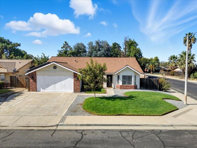 2202 Cottonwood Court, Hanford, CA 93230
