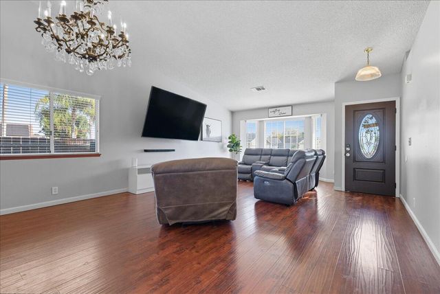 2202 Cottonwood Court, Hanford, CA 93230