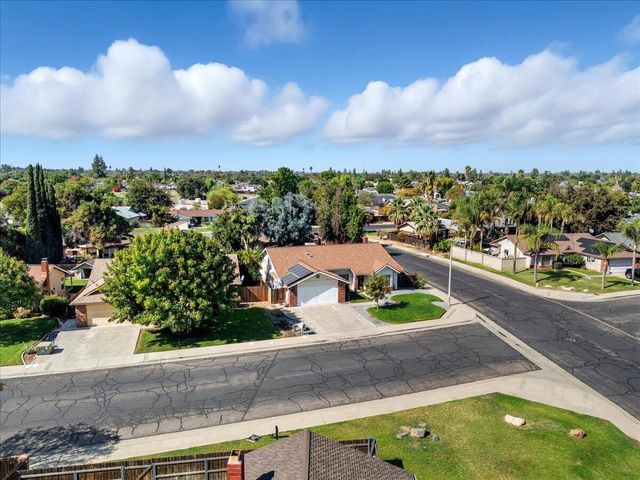 2202 Cottonwood Court, Hanford, CA 93230