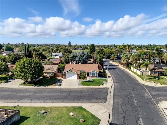 2202 Cottonwood Court, Hanford, CA 93230