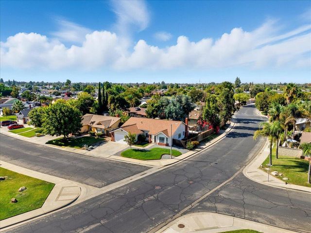 2202 Cottonwood Court, Hanford, CA 93230