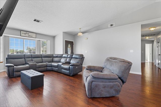 2202 Cottonwood Court, Hanford, CA 93230