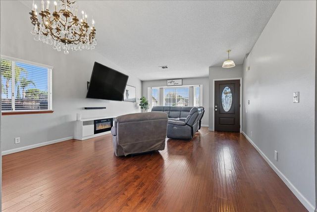 2202 Cottonwood Court, Hanford, CA 93230