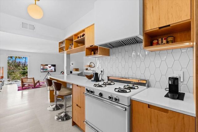 2020 Southridge Drive, Palm Springs, CA 92264