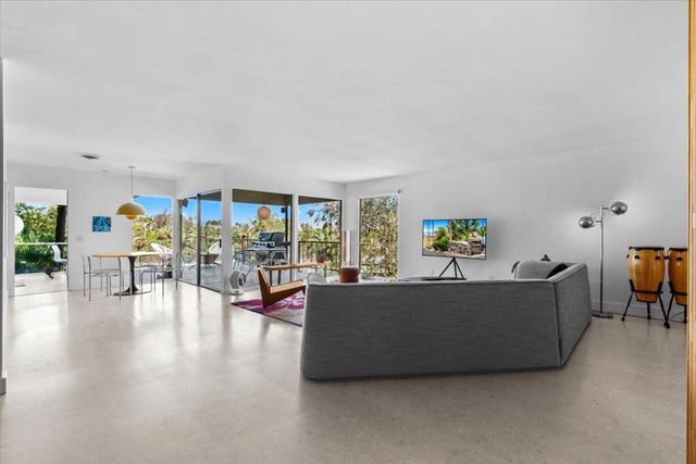 2020 Southridge Drive, Palm Springs, CA 92264