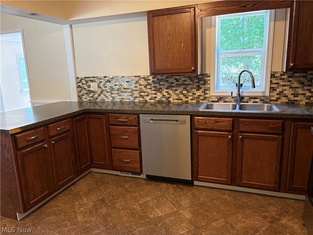 815 S Nearing Circle, Geneva, OH 44041