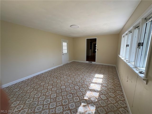 815 S Nearing Circle, Geneva, OH 44041