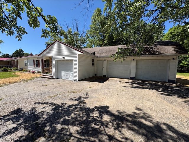 815 S Nearing Circle, Geneva, OH 44041