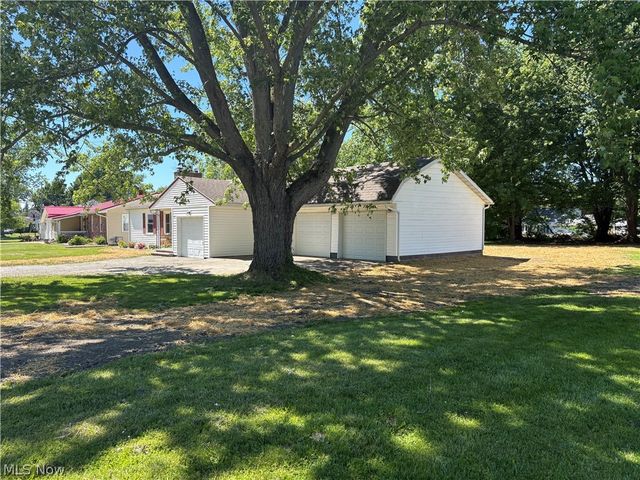 815 S Nearing Circle, Geneva, OH 44041