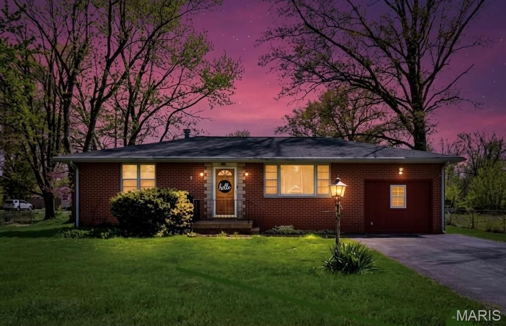 725 Jackson Lane, Godfrey, IL 62035
