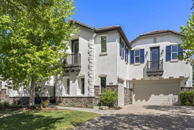 835 Lynwood Drive, Encinitas, CA 92024