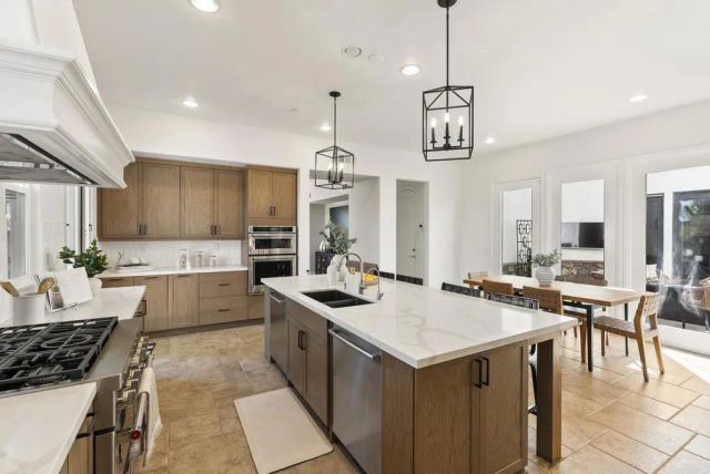 835 Lynwood Drive, Encinitas, CA 92024