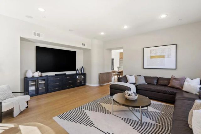 835 Lynwood Drive, Encinitas, CA 92024