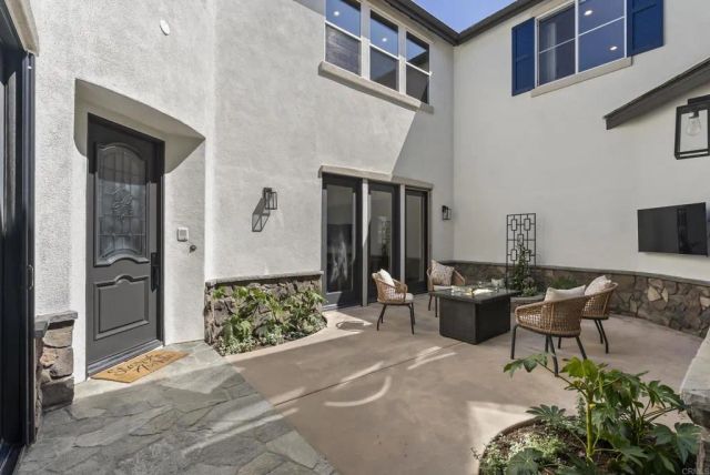 835 Lynwood Drive, Encinitas, CA 92024