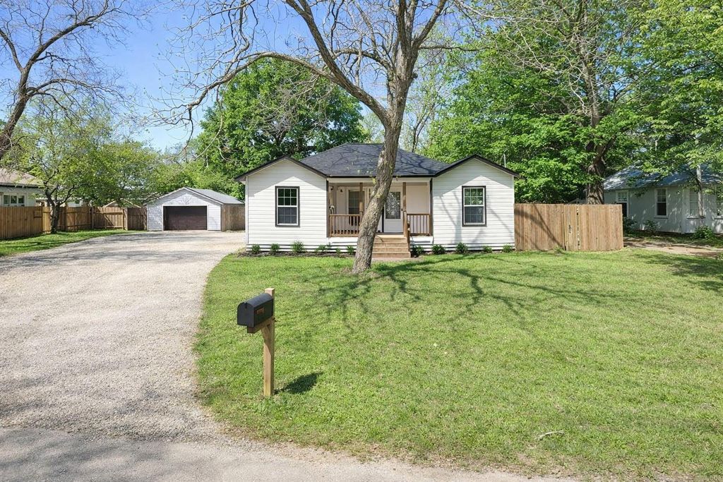 1304 Rampart Street, Columbus, TX 78934