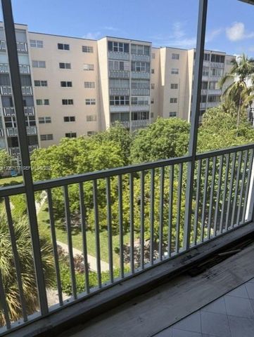 619 NE 14th Avenue 403, Hallandale Beach, FL 33009