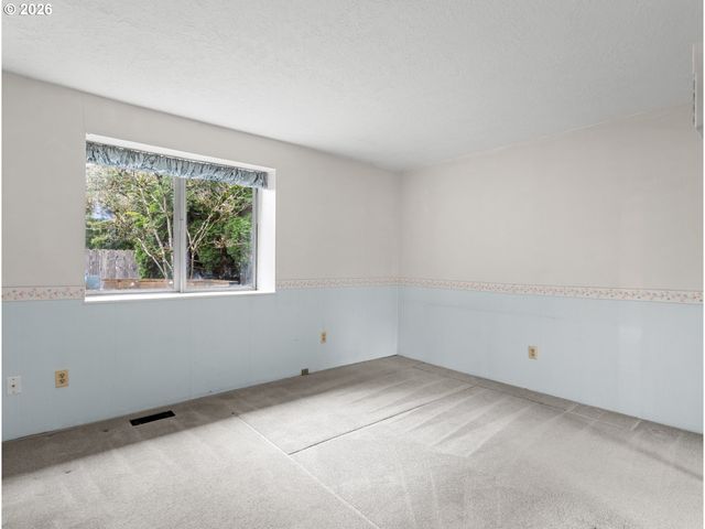 322 S NEBRASKA St, Portland, OR 97239