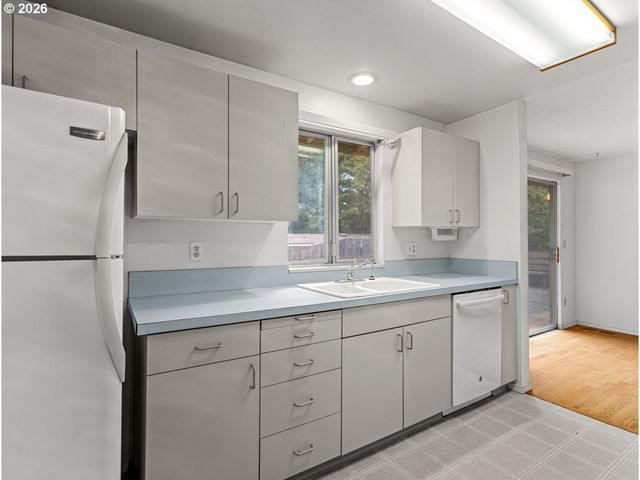322 S NEBRASKA St, Portland, OR 97239