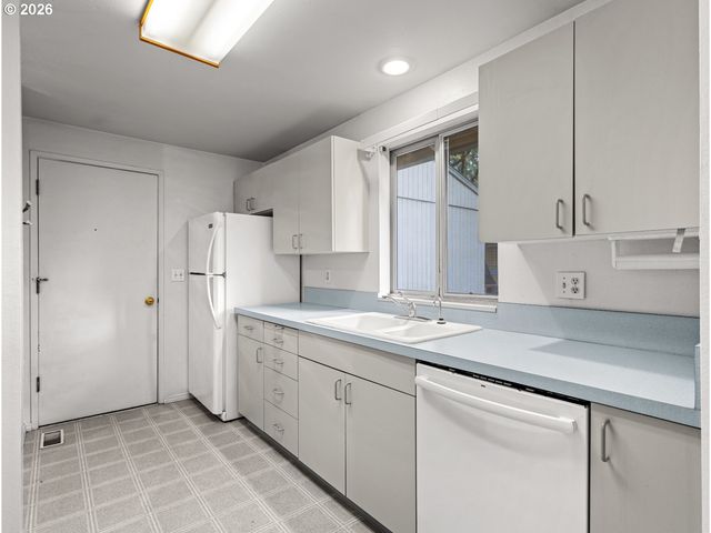 322 S NEBRASKA St, Portland, OR 97239
