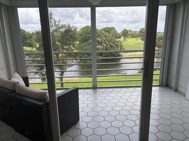 555 Oaks Lane 309, Pompano Beach, FL 33069