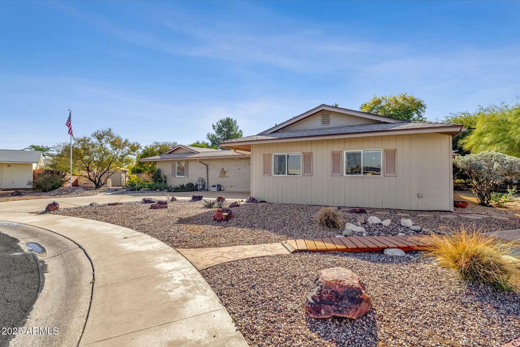 Image 1 of property listing at 10405 W MOUNTAIN VIEW Road, Sun City, AZ 85351