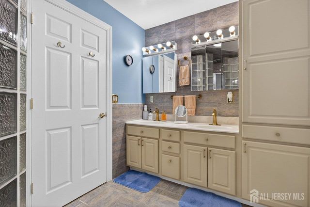 49 Metuchen Avenue, Woodbridge Proper, NJ 07095