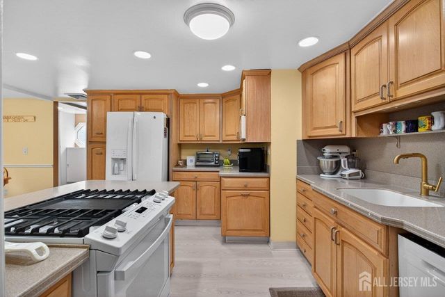 49 Metuchen Avenue, Woodbridge Proper, NJ 07095