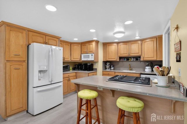 49 Metuchen Avenue, Woodbridge Proper, NJ 07095