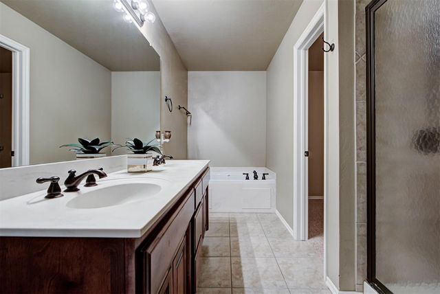 8687 Long Spur Trail, Edmond, OK 73034