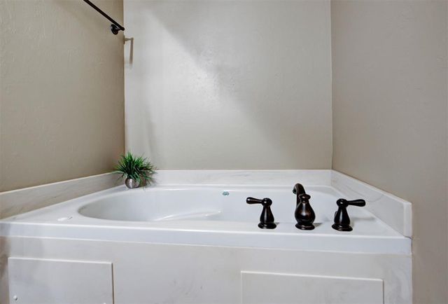 8687 Long Spur Trail, Edmond, OK 73034