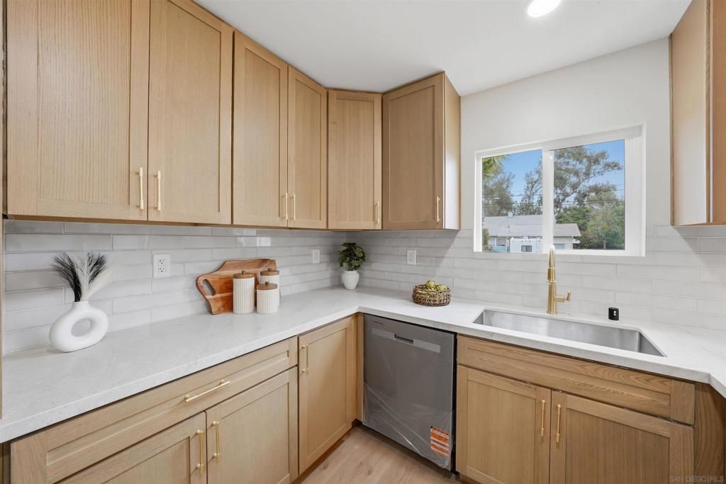 Image 12 of property listing at 3448 Willow, Bonita, CA 91902