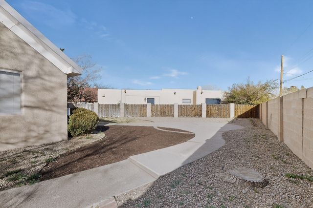 316 La Chamisal Lane NW, Los Ranchos, NM 87107