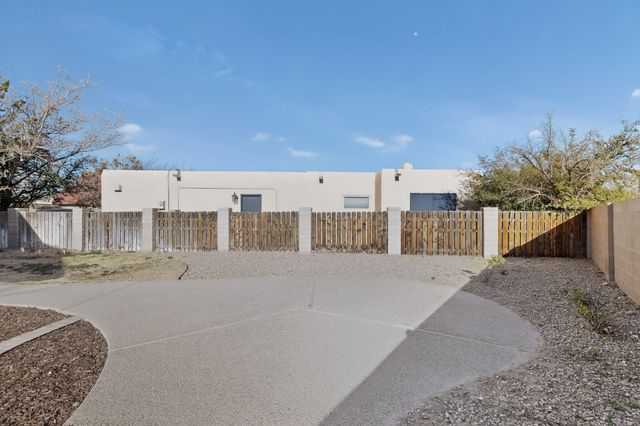 316 La Chamisal Lane NW, Los Ranchos, NM 87107