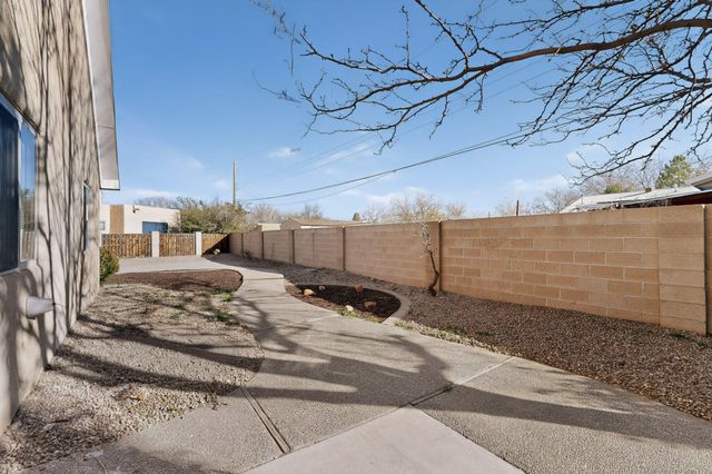 316 La Chamisal Lane NW, Los Ranchos, NM 87107