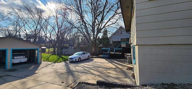 913 S 8th Avenue W, Newton, IA 50208