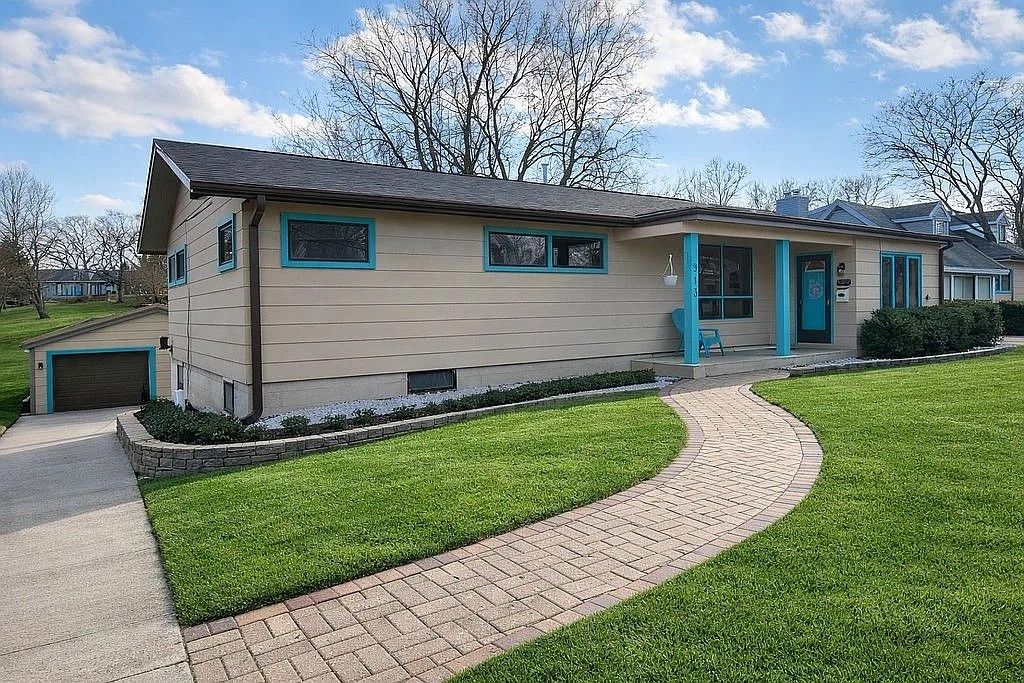 913 S 8th Avenue W, Newton, IA 50208