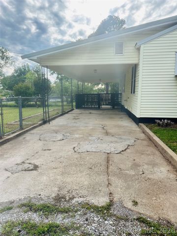 1001 Summit Street, Henryetta, OK 74437