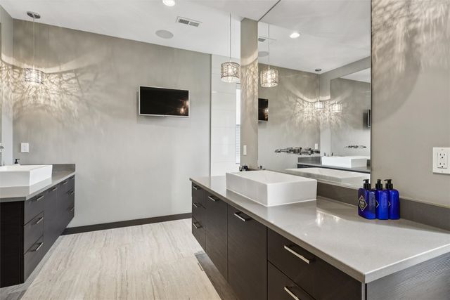 5710 Chestnut Lane, West Des Moines, IA 50266